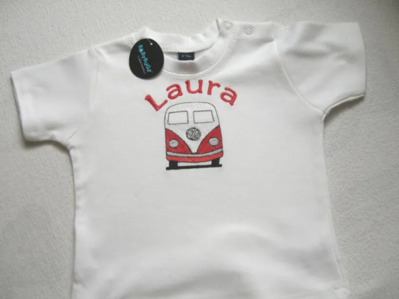personalisiertes T-Shirt mit einem VW Bus auf einem weissen Babyshirt gestickt