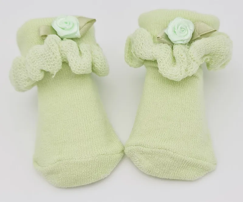 Babysöckchen in mint mit Rüsche und kleinem Blümchen